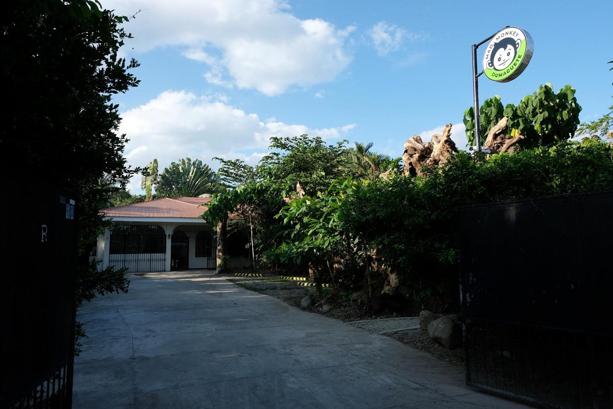 Mad Monkey Dumaguete Hostel Dumaguete City Exterior foto