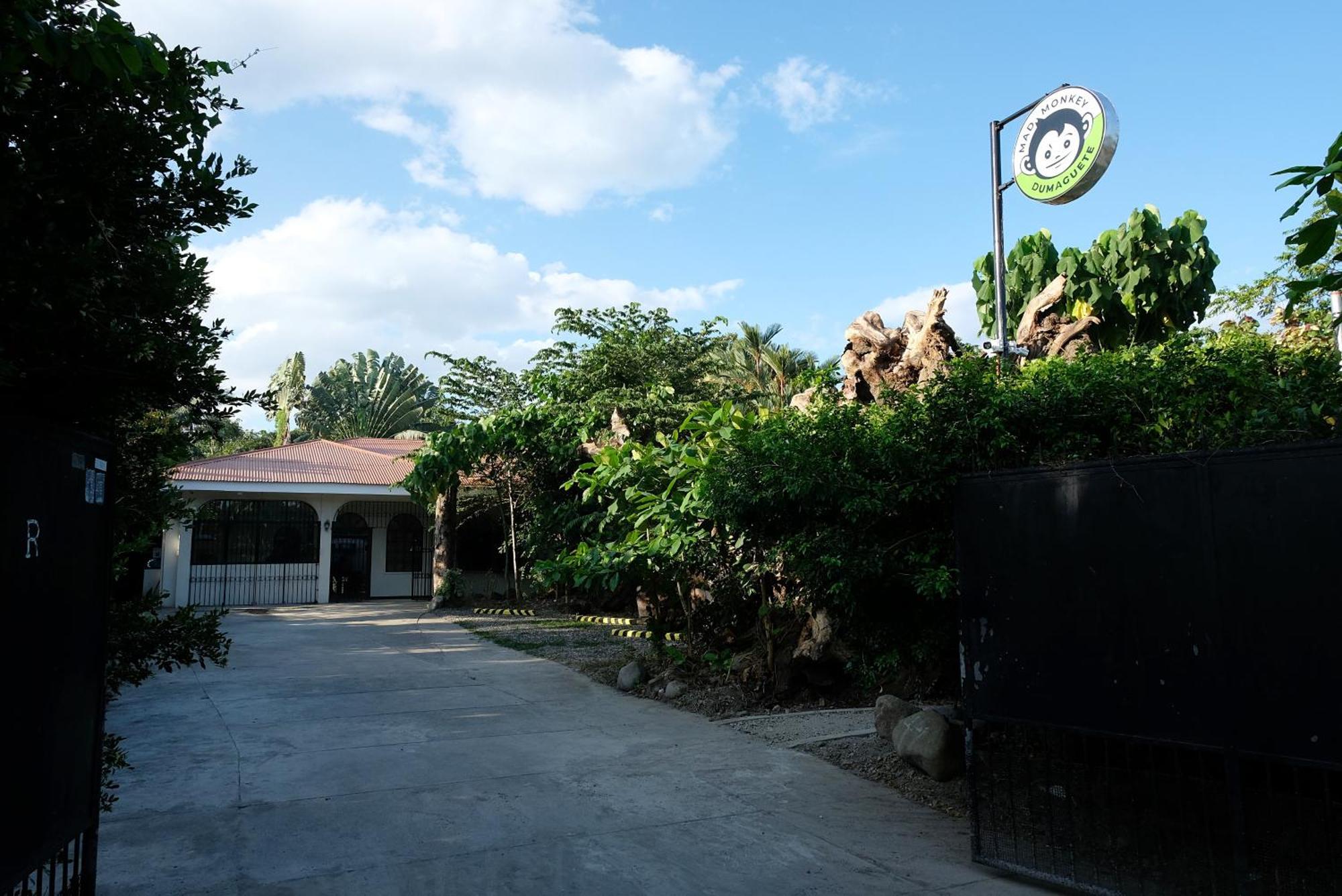 Mad Monkey Dumaguete Hostel Dumaguete City Exterior foto